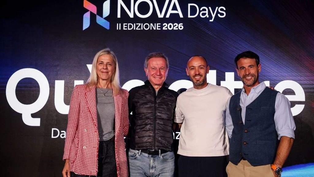Dallo Space Shuttle alla leadership d'impresa: Maurizio Cheli protagonista al Nova Days 1 Quattro partecipanti posano davanti al pannello Nova Days, seconda edizione 2026.