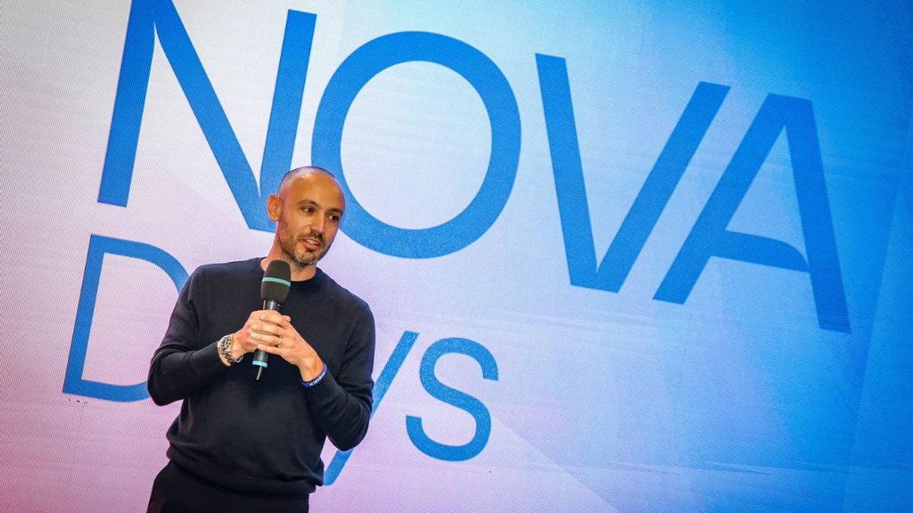 Nova Days 2026, a Latina 13 eventi e Maurizio Cheli il 24 ottobre 1 Riccardo Angelo Colabattista, ideatore di Nova Days 2026, interviene davanti alla grafica del festival dell'innovazione