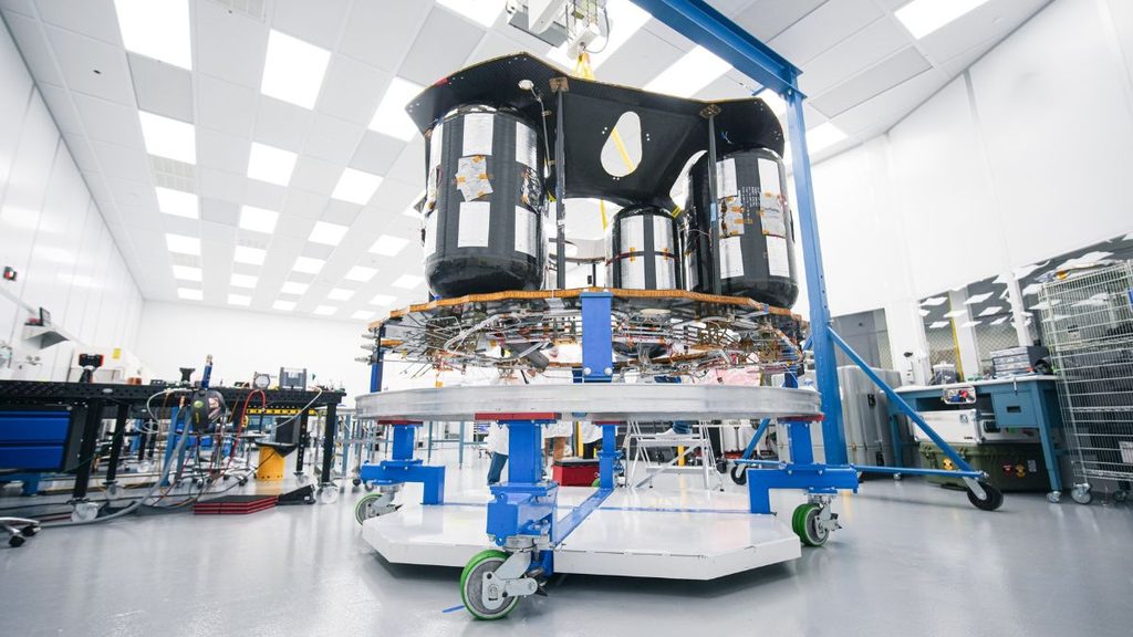 Luna, Firefly assembla Elytra per collegare Blue Ghost alla Terra 1 Orbiter Elytra di Firefly Aerospace durante l'assemblaggio in camera bianca