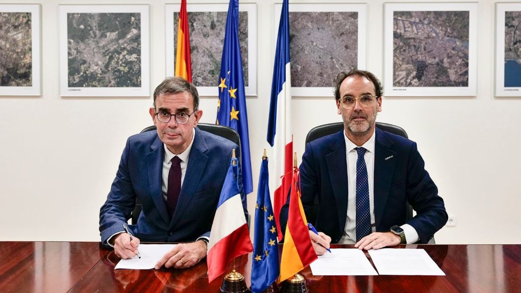 PLD Space e CNES studiano un secondo launch pad a Kourou per MIURA 5 e MIURA 9 1 Rappresentanti di PLD Space e CNES durante la firma dell'accordo sulle attività di PLD Space a Kourou