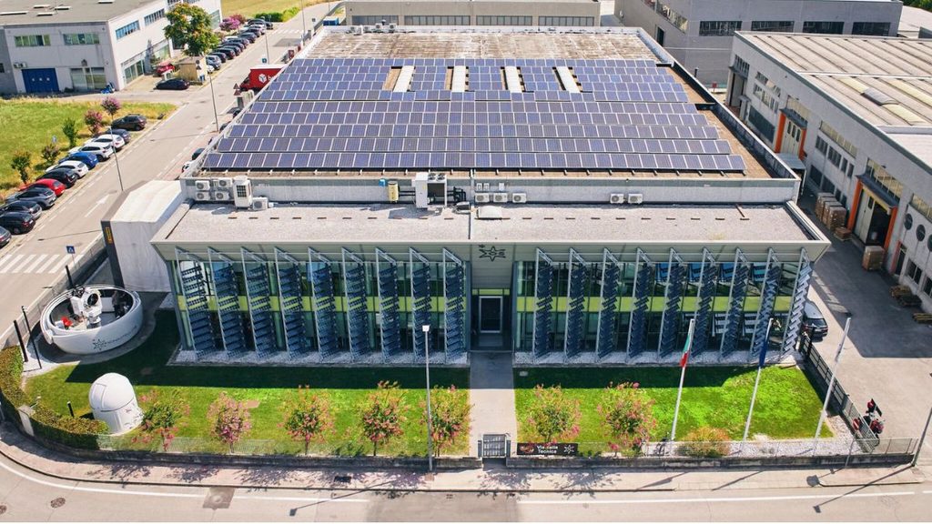 Officina Stellare accelera sulla capacità produttiva: ordini oltre 208 milioni e 75 milioni per la crescita 1 Portafoglio ordini Officina Stellare, sede produttiva di Sarcedo