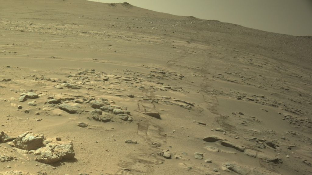 Perseverance supera Opportunity: 45,22 km su Marte con AutoNav 1 Tracce del rover sul terreno marziano nell'immagine acquisita durante il record di Perseverance su Marte.