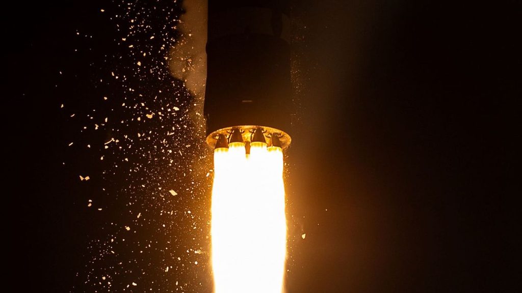 Rocket Lab lancia tre satelliti HawkEye 360 con Electron 1 Dettaglio dei motori del razzo Electron durante il lancio per la missione di Rocket Lab e HawkEye 360, con il pennacchio luminoso della propulsione.