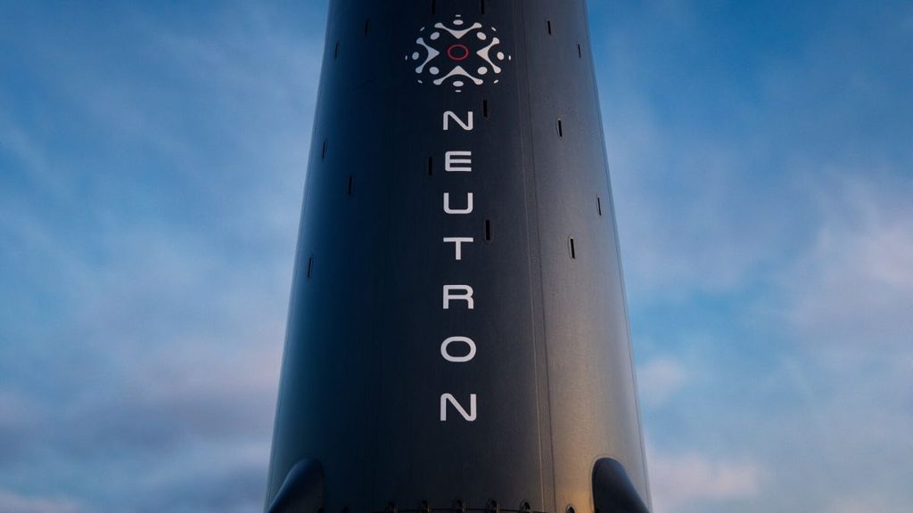 Rocket Lab rinvia Neutron al 2027: slitta il debutto nel mercato dei lanci di classe media 1 Dettaglio del lanciatore Neutron rinviato al 2027, con il nome del vettore e il logo Rocket Lab visibili sulla struttura esterna.