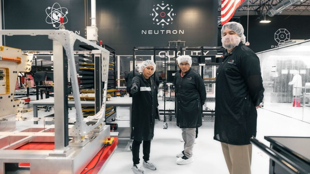 Rocket Lab, in produzione 8 dei 18 satelliti per la Space Development Agency 1 Personale e attrezzature all'interno di uno stabilimento produttivo di Rocket Lab in California