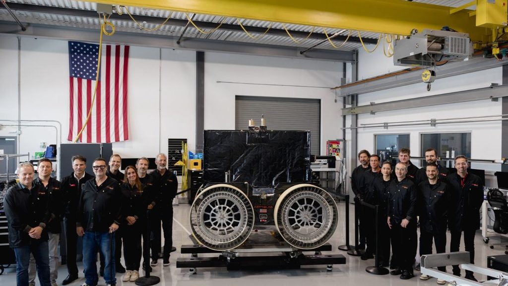 FLIP verso la Luna: il rover di Astrolab entra nelle fasi finali di preparazione 1 Rover lunare FLIP di Astrolab fotografato in un laboratorio con i team di Venturi Space e Astrolab.