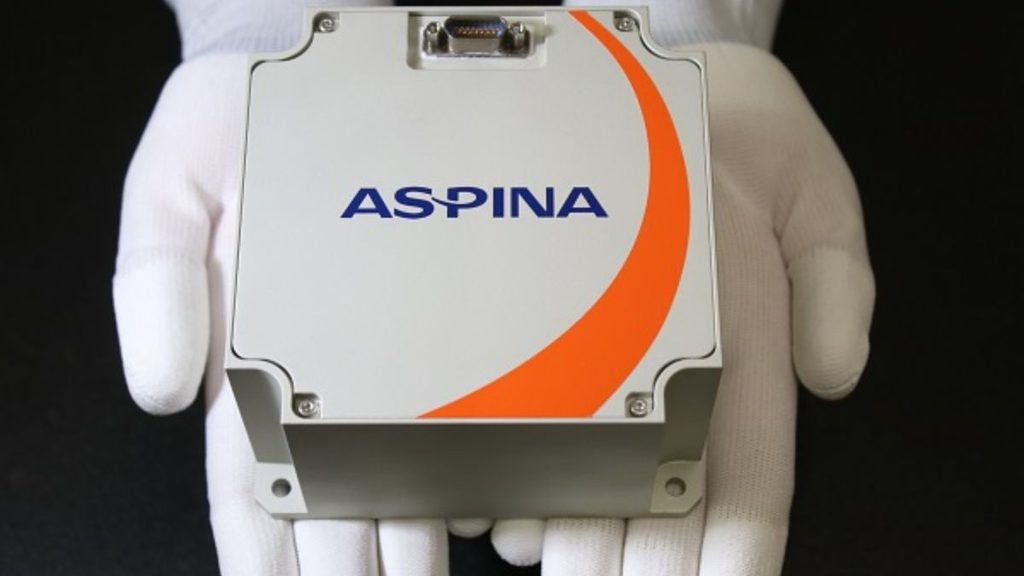 GRUS-3, Axelspace testerà la ruota di reazione ASPINA in orbita 1 Ruota di reazione su GRUS-3: componente ASPINA per satelliti della classe 100 kg, mostrato tra mani con guanti bianchi.