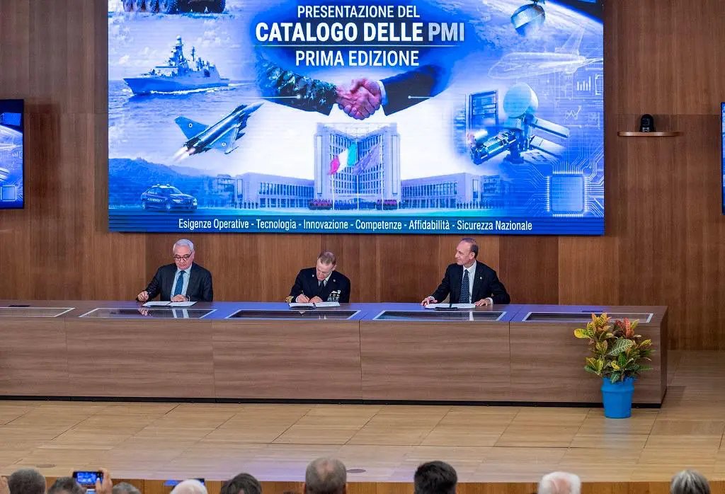 SACE, intesa con DNA e AIAD per rafforzare la competitività internazionale delle filiere strategiche italiane 1 Tre rappresentanti seduti al tavolo durante la presentazione del Catalogo delle PMI, con lo schermo dell'evento alle spalle.