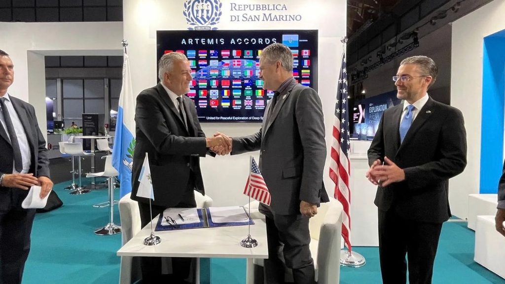 Un nuovo protagonista nell’era spaziale contemporanea: la Repubblica di San Marino aderisce agli Accordi Artemis 1 Stretta di mano tra i rappresentanti di San Marino e della NASA durante la cerimonia di adesione agli Artemis Accords.