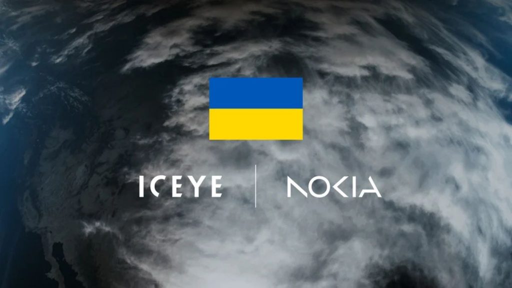 Ucraina, intesa con ICEYE e Nokia per sviluppare comunicazioni satellitari sovrane 1 SATCOM per l'Ucraina: bandiera ucraina e loghi ICEYE e Nokia sullo sfondo della Terra vista dallo spazio