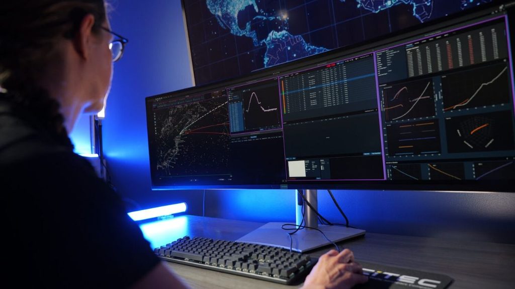 Allerta missilistica, SciTec amplia le capacità di FORGE con i dati del satellite GEO WFOV 1 Operatrice davanti a più monitor con mappe, grafici e dati di monitoraggio