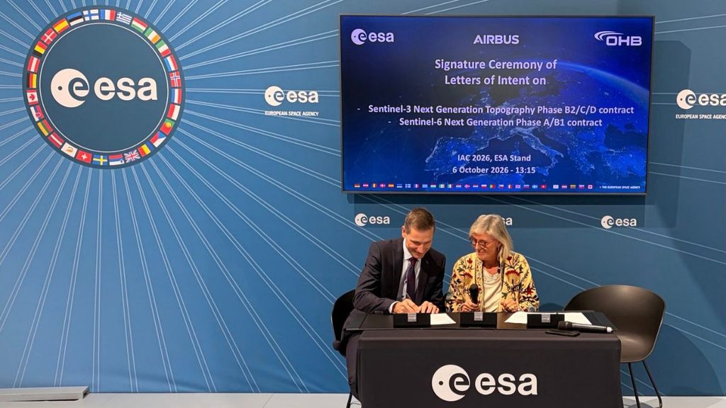 ESA affida ad Airbus la fase di concept e design di Sentinel-6 New Generation 1 Firma per Sentinel-6 New Generation allo stand ESA durante IAC 2026