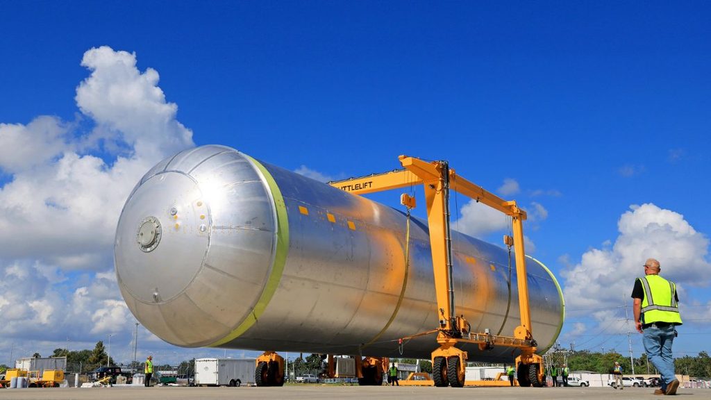 Artemis IV, avanza lo SLS: il serbatoio di idrogeno entra nel Vertical Assembly Building 1 Serbatoio di idrogeno dello SLS per Artemis IV durante la movimentazione a Michoud