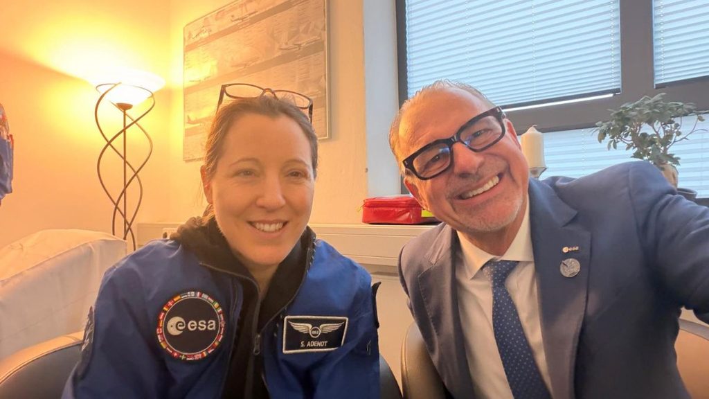 Sophie Adenot torna in Europa, Aschbacher accoglie l'astronauta dell'ESA 1 Sophie Adenot torna in Europa: l'astronauta dell'ESA fotografata accanto al direttore generale Josef Aschbacher.