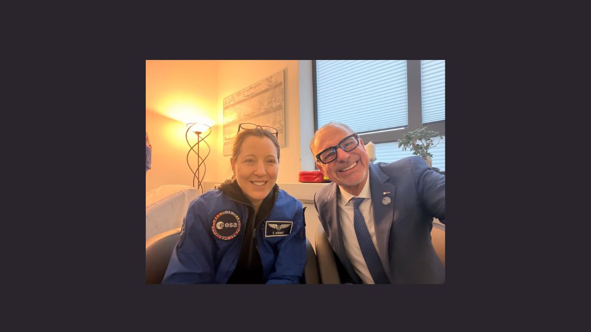 Sophie Adenot torna in Europa: l'astronauta dell'ESA fotografata accanto al direttore generale Josef Aschbacher.