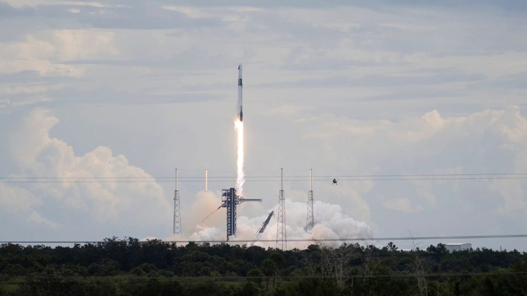 NASA, Crew-13 sulla ISS: SpaceX consolida il ruolo nel trasporto umano commerciale 1 Falcon 9 al lancio della missione SpaceX Crew-13 della NASA verso la ISS