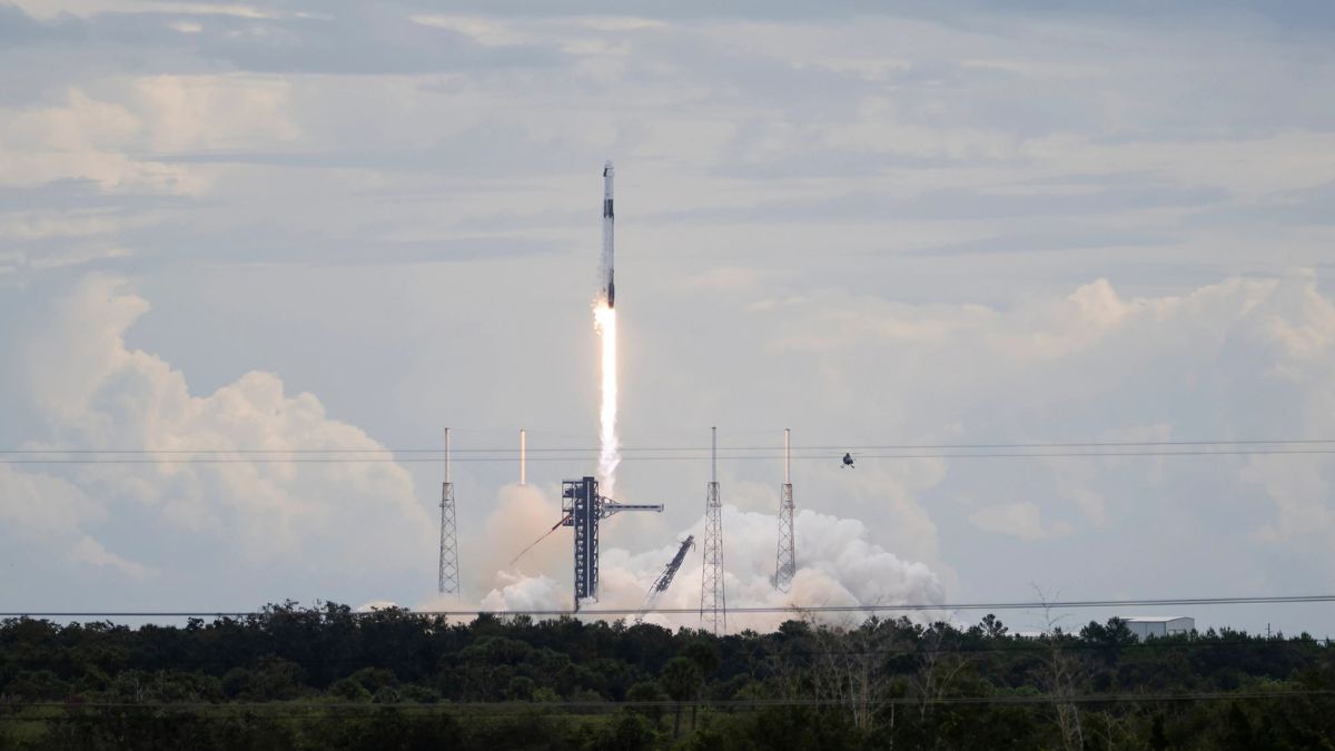 Falcon 9 al lancio della missione SpaceX Crew-13 della NASA verso la ISS