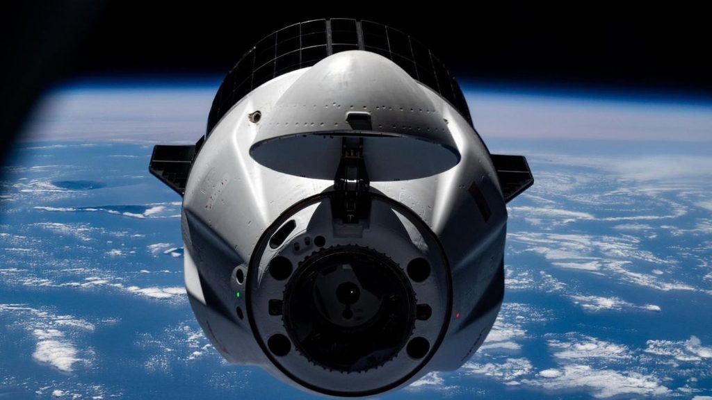 ISS, SpaceX porterà gli ultimi pannelli IROSA per completare il potenziamento energetico 1 Capsula SpaceX Dragon in orbita terrestre, utilizzata per le missioni cargo verso la ISS, tra cui il trasporto dei nuovi pannelli solari della ISS.