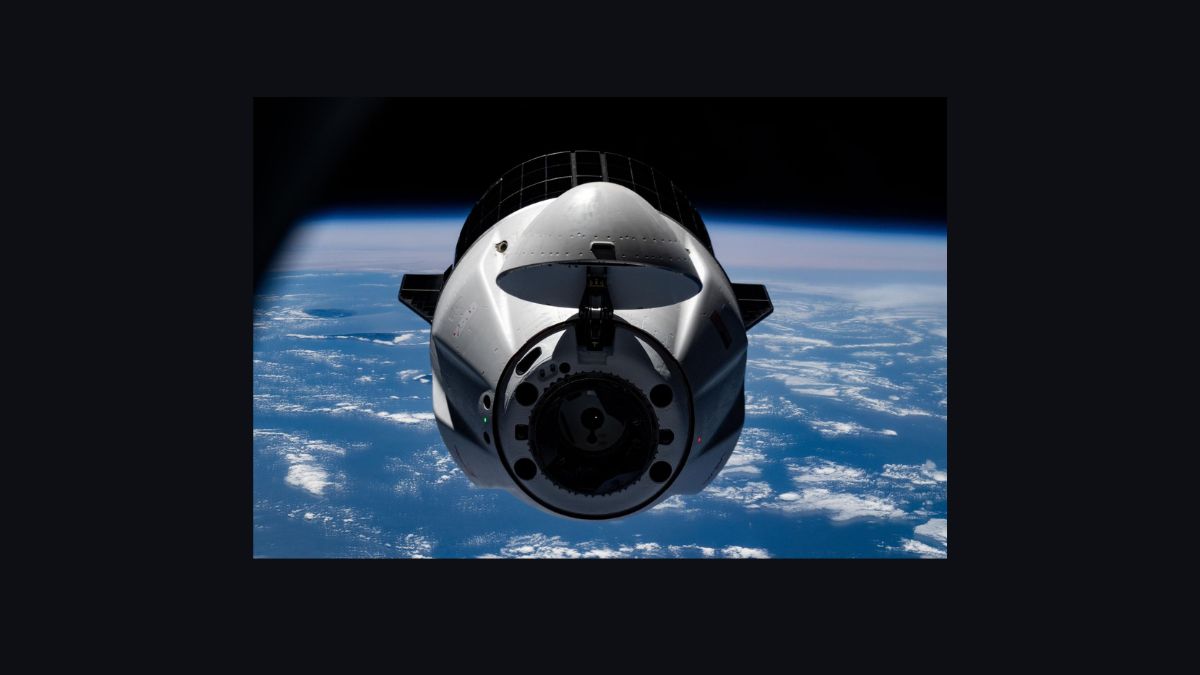 Capsula SpaceX Dragon in orbita terrestre, utilizzata per le missioni cargo verso la ISS, tra cui il trasporto dei nuovi pannelli solari della ISS.