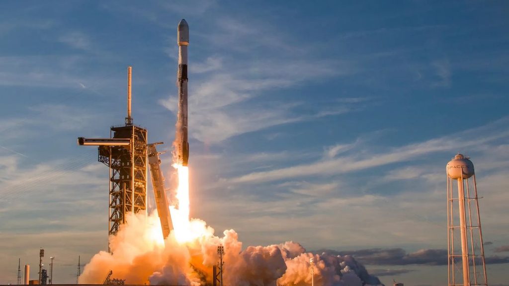 Capella Space, due satelliti SAR con SpaceX nella missione Bandwagon-5 1 Razzo Falcon 9 di SpaceX al decollo, vettore previsto per il lancio dei satelliti SAR di Capella Space nella missione Bandwagon-5.