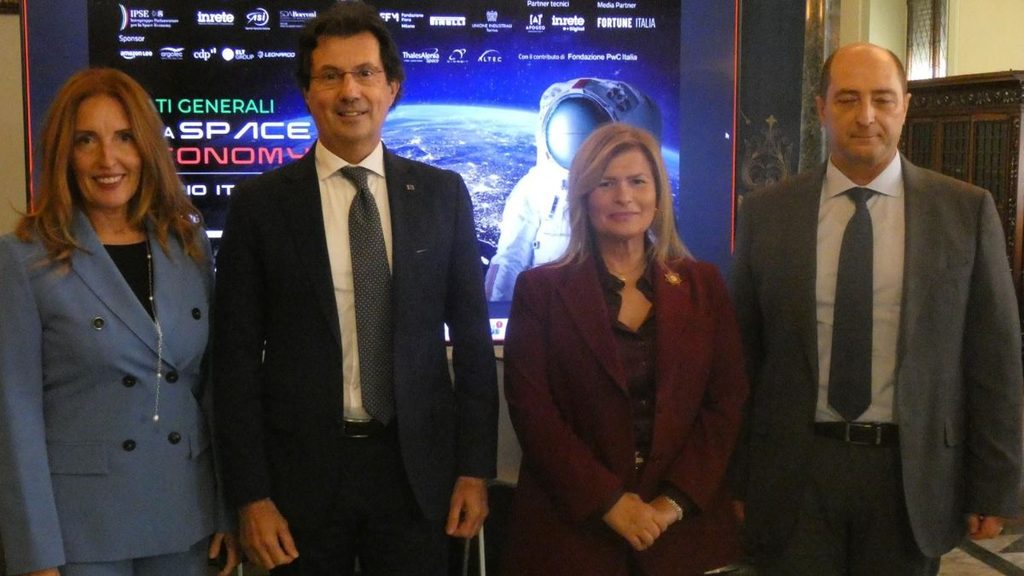 Stati Generali della Space Economy, nona tappa a La Spezia: Space Act e legge italiana al centro del confronto 1 Quattro partecipanti agli Stati Generali della Space Economy in posa davanti allo schermo dell'evento
