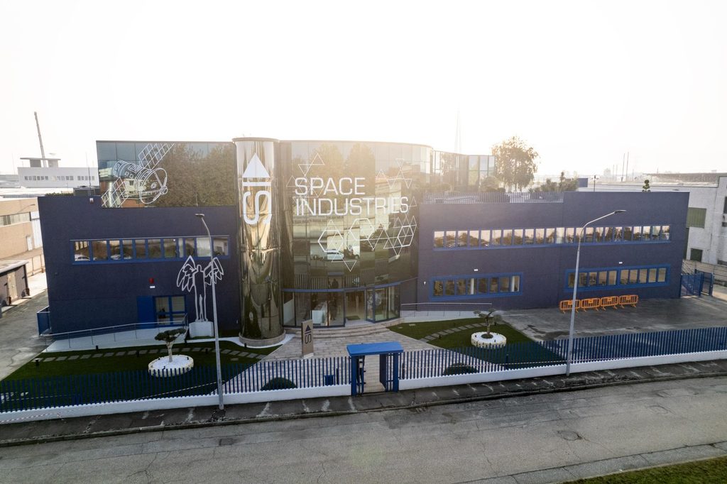 Space Industries apre lo Stellar Hub a Settimo Torinese, 20 milioni di investimento 1 Vista esterna dello Stellar Hub di Space Industries, con la facciata dello stabilimento e l'ingresso principale