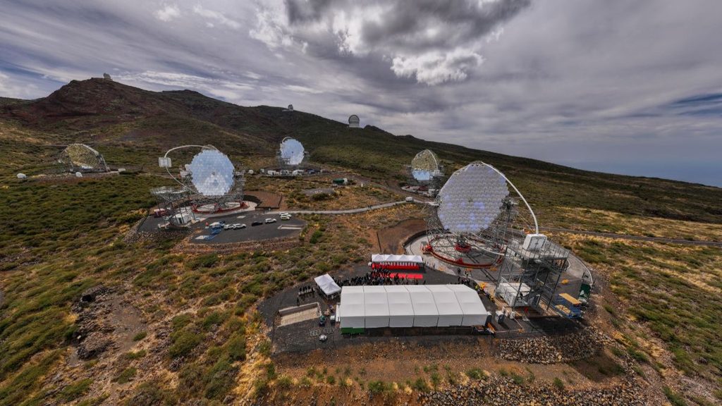 CTAO, inaugurati quattro telescopi LST a La Palma con il contributo di INAF e INFN 1 Quattro telescopi LST a La Palma nel sito CTAO-Nord, ripresi dall'alto durante la cerimonia di inaugurazione.