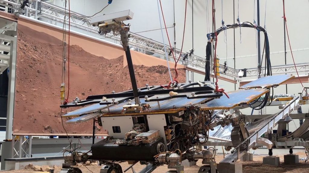 ExoMars 2028, Thales Alenia Space testa a Torino l’uscita del rover Rosalind Franklin 1 Modello terrestre durante i test del rover Rosalind Franklin accanto alle rampe della piattaforma di atterraggio di ExoMars 2028