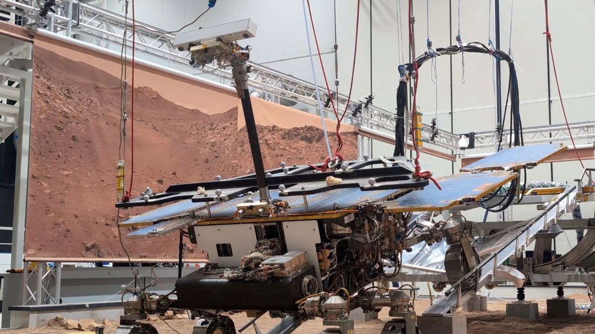 Modello terrestre durante i test del rover Rosalind Franklin accanto alle rampe della piattaforma di atterraggio di ExoMars 2028