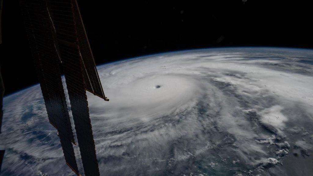 Sentinel-6, due satelliti per studiare gli uragani durante El Niño 1 Uragano Melissa fotografato dalla Stazione Spaziale Internazionale, esempio dei fenomeni studiati con i dati dei satelliti Sentinel-6.