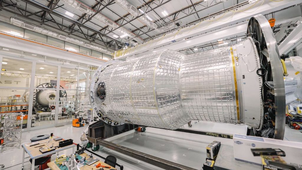 Vast completa Hull 3 per Haven-1 in cinque mesi, quattro in meno rispetto a Hull 2 1 Grande struttura cilindrica metallica di Haven-1 in uno stabilimento industriale, sostenuta da un supporto di lavorazione.