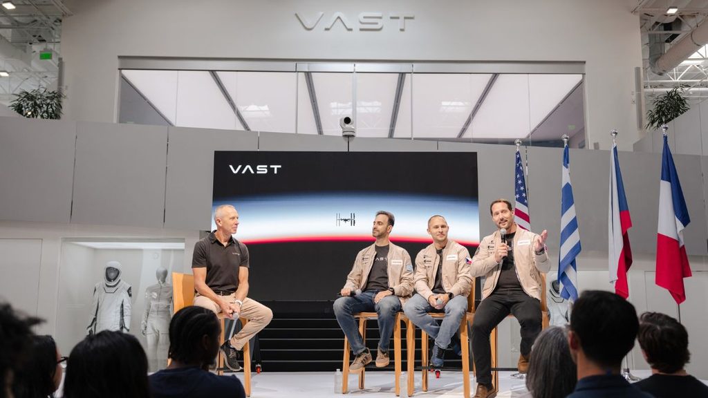 Vast-PAM-1, l'equipaggio avvia l'orientamento e prova le tute presso SpaceX 1 Incontro sul palco presso la sede di Vast per la missione Vast-PAM-1, con quattro partecipanti davanti al pubblico.