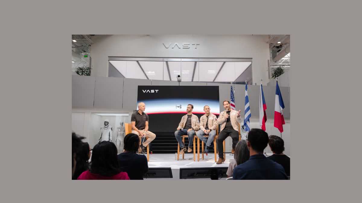 Incontro sul palco presso la sede di Vast per la missione Vast-PAM-1, con quattro partecipanti davanti al pubblico.